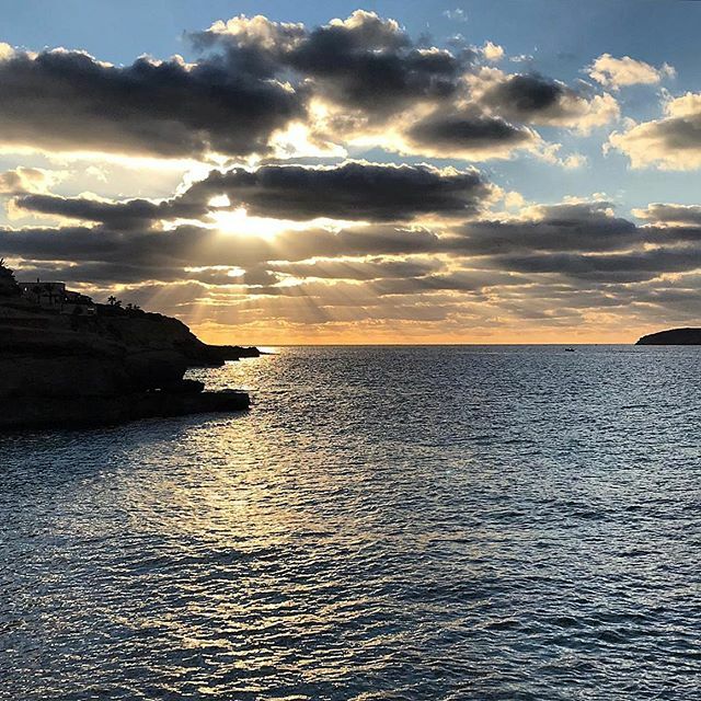 January sunset from a beautiful little cove near Cala Comte, only a few minutes away from Can Verru. Ibiza sunsets are always magical....
#sunset #ibiza #nature #wintersunset #beautiful ❤️