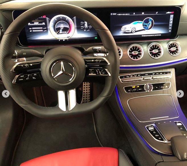 jesmbde's tweet photo. Hier ist das neue #Lenkrad der #Eclass #Facelift #Mopf zu sehen. Es wird so auch in der neuen #Sclass #BR223 kommen. #Mercedes #Sindelfingen https://t.co/AMmK7db5nY https://t.co/e2BOsqn3kc