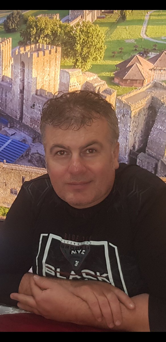 Nešto sam platio osmjehom 
Nešto sam platio suzom
Uglavnom sam uvjek ostavljao bakšiš