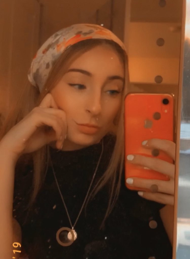 michaeellla's tweet photo. Me / My birthstone https://t.co/jTVeeZXNXX