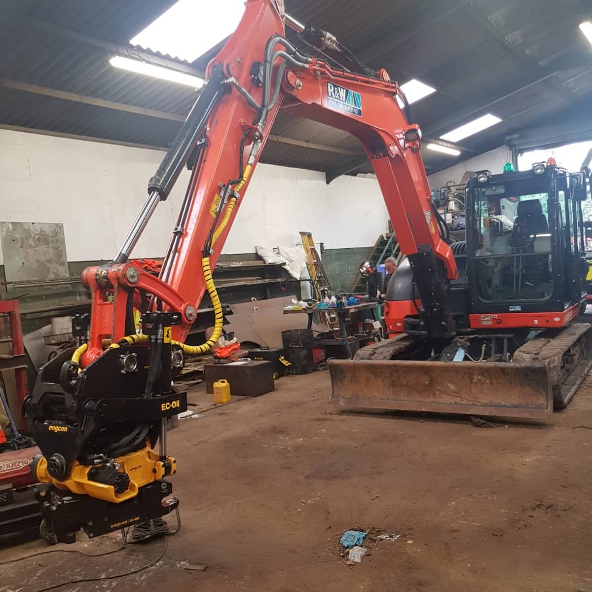 engcon_uk's tweet photo. Pair of machines fitted with engcons by the service team the end of last week. EC214 for a @hitachi_uk ZX130 and an EC209 for a @KubotaUK KX080.😎👌🇸🇪🇯🇵 #Engcon #Tiltrotators #EC214 #EC209 #Hitachi #ZX130 #Kubora #KX080 #DC2 #MIG2 #ECOIL #ePS #MachineControl https://t.co/z1RaDngBWb