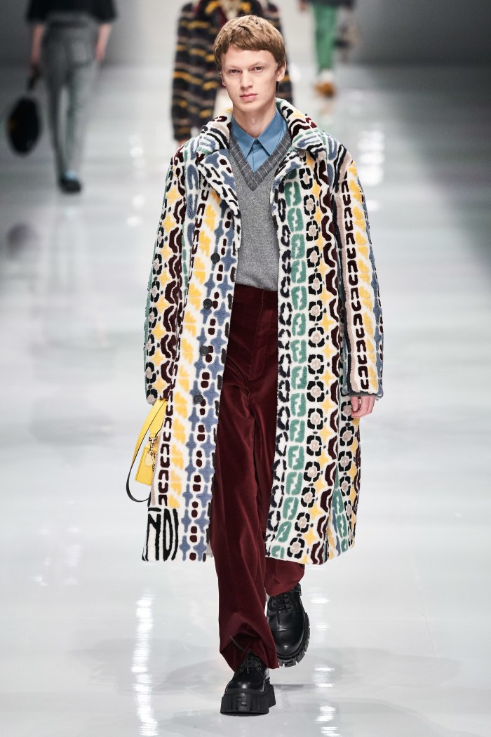 InfurMagazine's tweet photo. Men in fur - @fendi Fall 2020 Menswear!
#infurmagazine #infurmag #magazine #fashionmagazine #fashion #furs #fur #ootd #style #mensfashion #menswear #styleinspo #wiwt #streetfashion #fw20 #styleinspo
#sustainablefashion #fendi #mens #mensstyle #menfashion #menfashion #fendimen https://t.co/HRmmf27Pt7