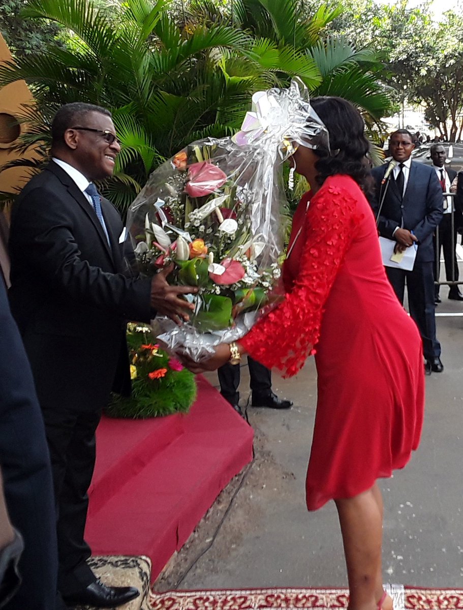 CameroonPm237's tweet photo. Presentation of New Year's wishes by the Staff Members of @Pm237Services and Related Services at a solemn ceremony held at #StarBuilding on January 13, 2020.
#DionNgute 
#seasonsgreetings2020
#Cameroun 
#Cameroon https://t.co/rgmIbPfM0x