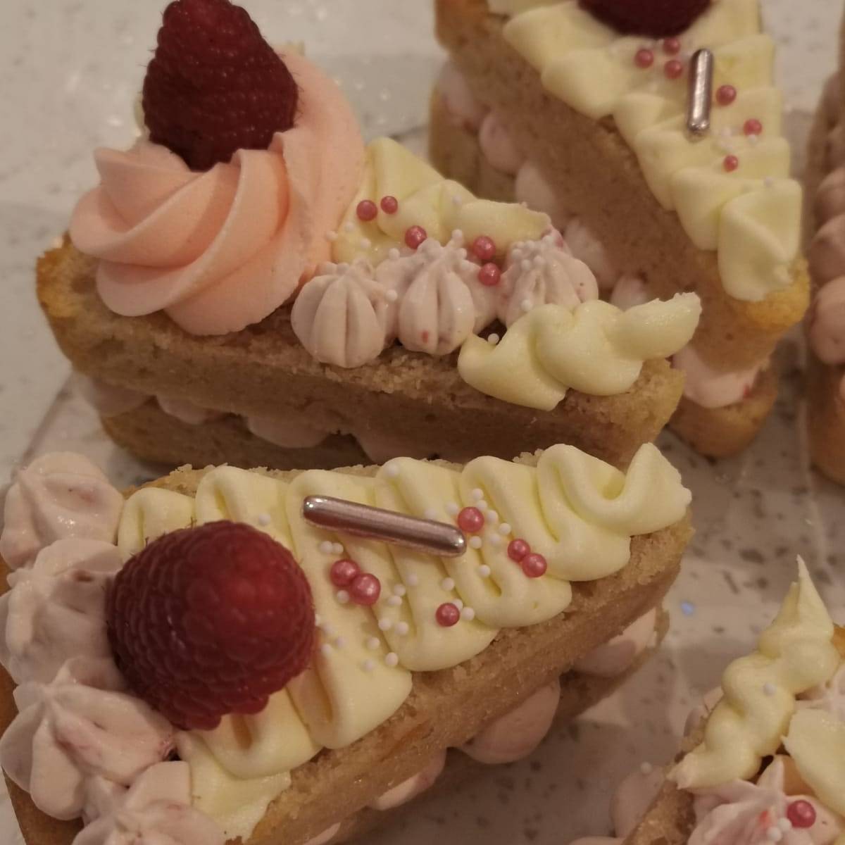 FancierCakes's tweet photo. Trying out my new raspberry flavour buttercream on eggless cake slices. No one could wait for dessert time so we ate them all with a cup of tea 😋⠀
#celebrationcakeslices #egglesscake #raspberrybuttercream #cakeslices #buttercreampiping #nakedcakelovers #fanciercakes https://t.co/blxjclV0ID