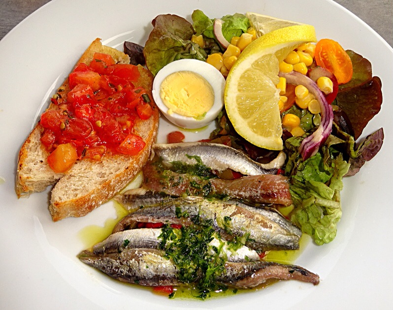 cofooders's tweet photo. #Recette via #RecettesSimples Salade et Anchois de Collioure 👉https://t.co/WwRBKE90DR #salade #anchois #cuisine #mondaymotivation #poisson #food #yummy https://t.co/b1ERCg3LSB