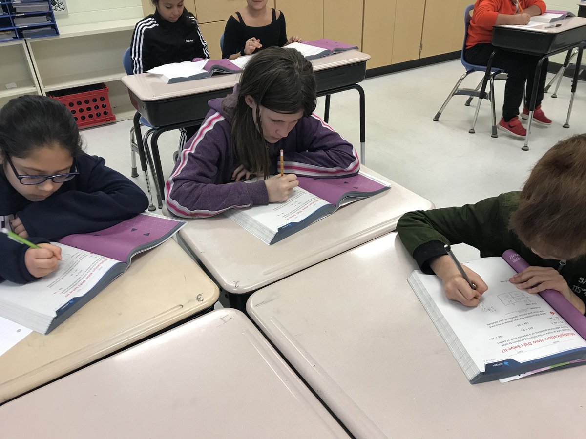 Math_Sherrie's tweet image. Multiple strategies used to multiply in Mrs.Isaac’s 5th grade class at Fairwood. #BigBlueOnTheMove