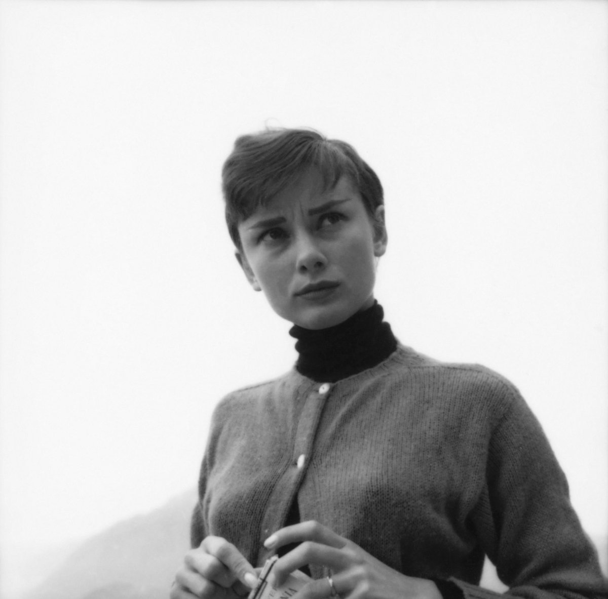 hammer_heart_'s tweet photo. After wearing my favorite black turtleneck this weekend, this article pops up just like it's meant to be read. And I think telling me I need to find a few more to add to my wardrobe rotation! #mondaymood #fashionhistory  
Read Article here: https://t.co/j2T3QMN7ob https://t.co/9YNZk9Gyav
