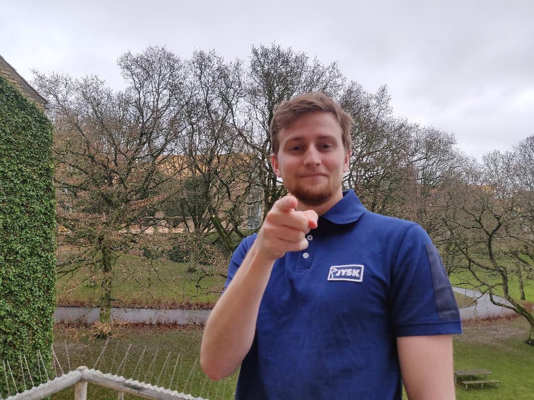 Følg med over på vores Instagram, hvor Mikkel, der er i kommunikations- og presseafdelingen hos @JYSK_DK giver et indblik i hans hverdag som er fyldt med bla. pressemeddelser, videoopgaver og interne artikler ser ud. 👏🏼 #komdk