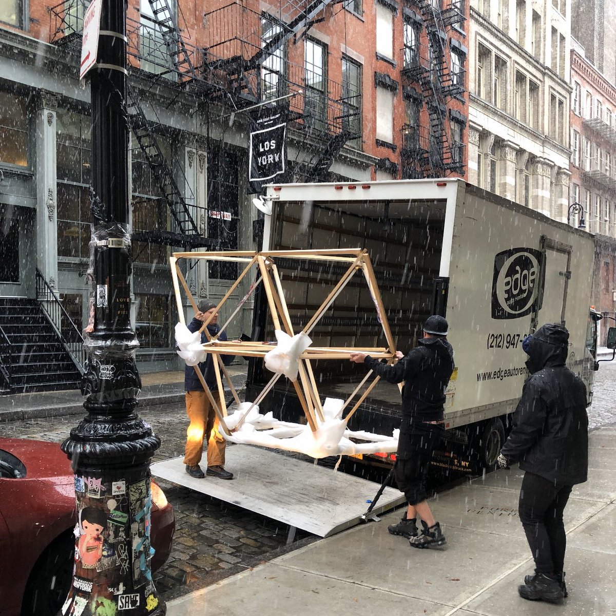 stickbulb's tweet photo. Snowy arrival in SoHo. https://t.co/hoOmKF95t2