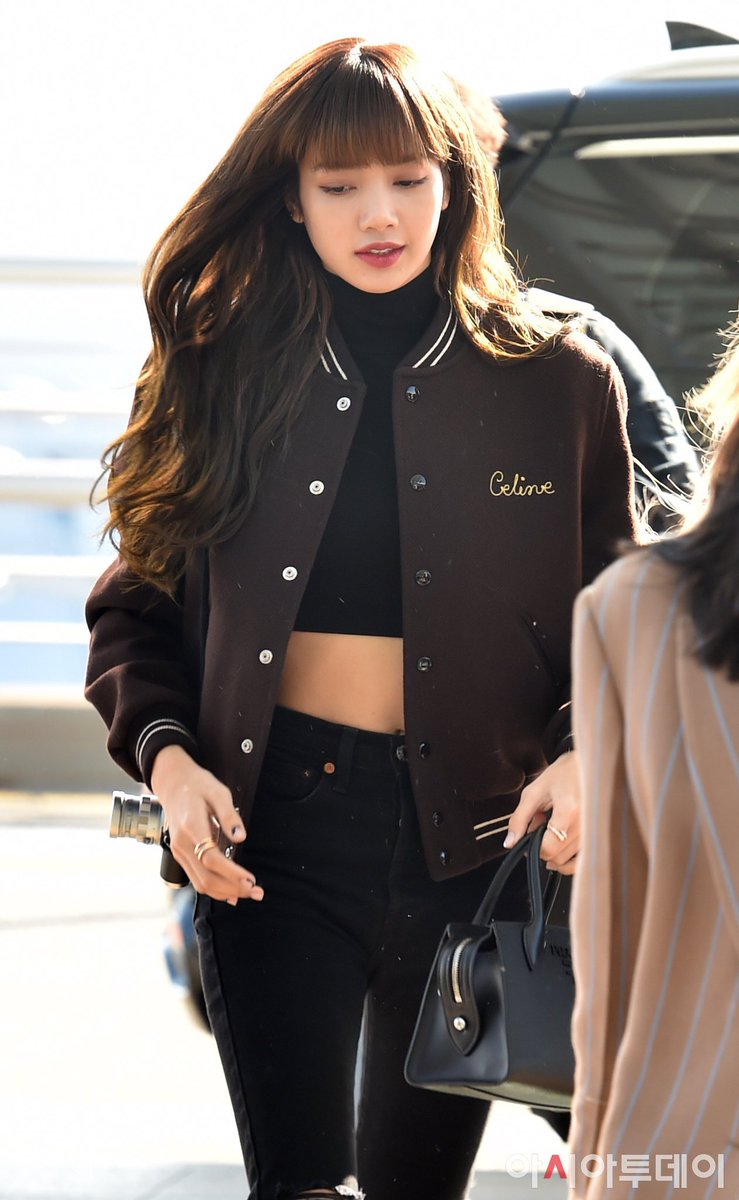 IIaIisaIIisa's tweet photo. all been set since our departure from Seoul. see you guys at the fanmeet, blinks 🇮🇩 https://t.co/I5kCXNoA0l