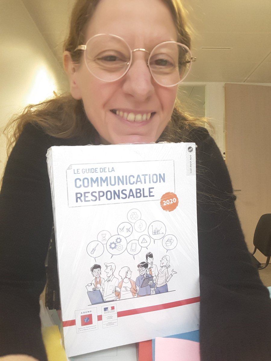 val0112's tweet image. Le guide @ademe #comresponsable est entre mes mains et sera bien disponible dès le 21 janvier #ADEMEEditions