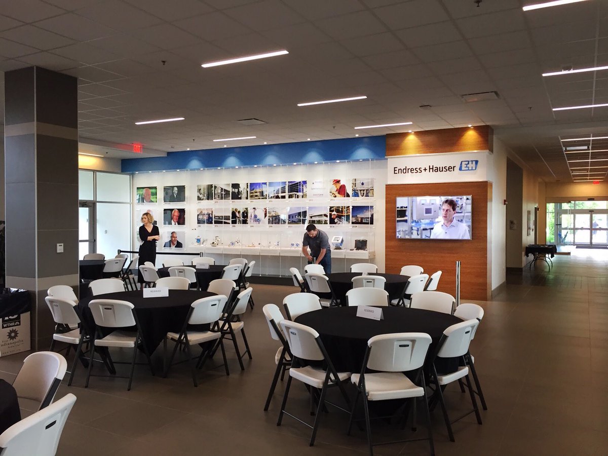 ehouseindy's tweet photo. Super proud of this one for @endress_hauser. Logo wall and history/product display. 
.
.
.
.
#interiordesign #design #branding #display #corporateinteriors #branded https://t.co/kPU9mIjONa