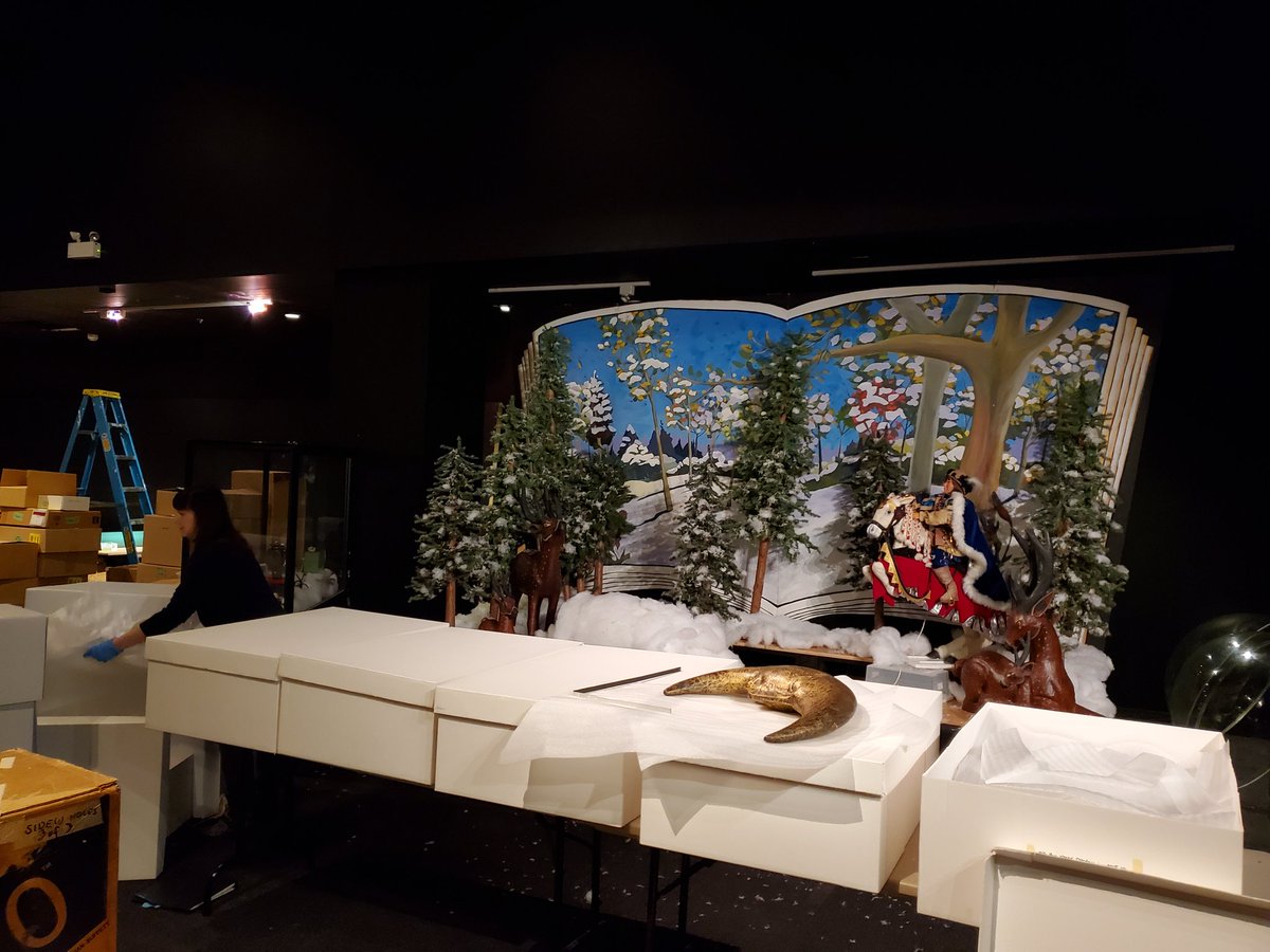 MNH_Naturalists's tweet photo. Watching the holiday displays coming down is like suffering the pain of taking down my Christmas tree all over again. Until next year! #WinterBlues #DeDecorating GC https://t.co/O2gKNYTREs