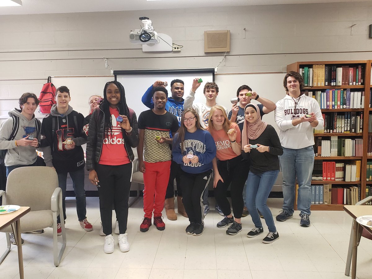BltBulldog's tweet photo. BLT Members discovered their "ONE WORD" for 2020 to help them with: Process over Outcome
Growth vs. Fixed Mindset

"Too often we set TO-DO goals instead of TO-BE goals."

@JonGordon11
@SPSR6 
@getoneword 
@SikestonSrHigh 
#WeAreSikeston https://t.co/47LuxKSGnT