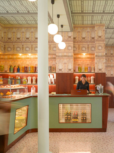 En el mundo existe un cafe disenado por Wes Anderson y nadie me lo dijo! Llevenme :(