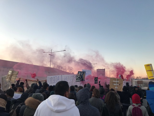 LevicaGoriska's tweet photo. V soboto smo se udeležili protesta proti deportacijskemu centru za tujce v Gradiški ob Soči. Skupaj z italijanskimi tovariši smo izrazili nasprotovanje nehumanim in protipravnim razmeram v takšnih zaporih. #noprc https://t.co/epXYoHCuKR