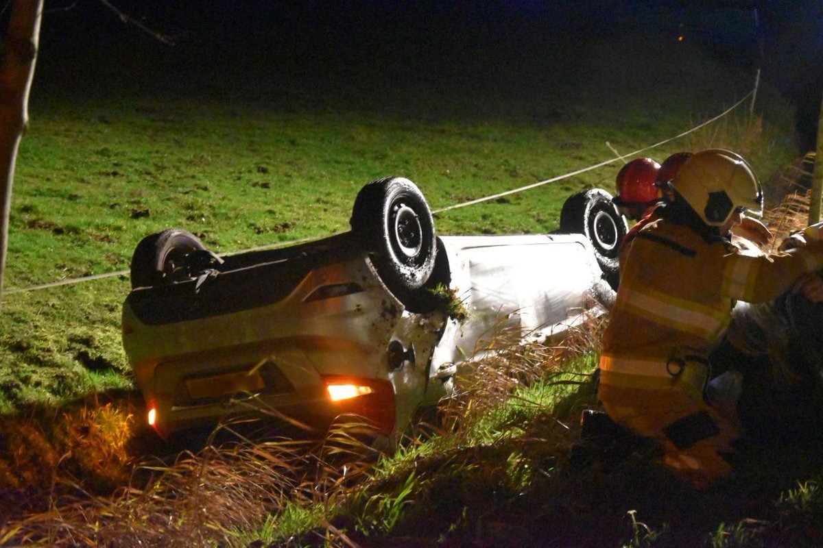 Auto belandt op de kop in sloot in Giethoorn .