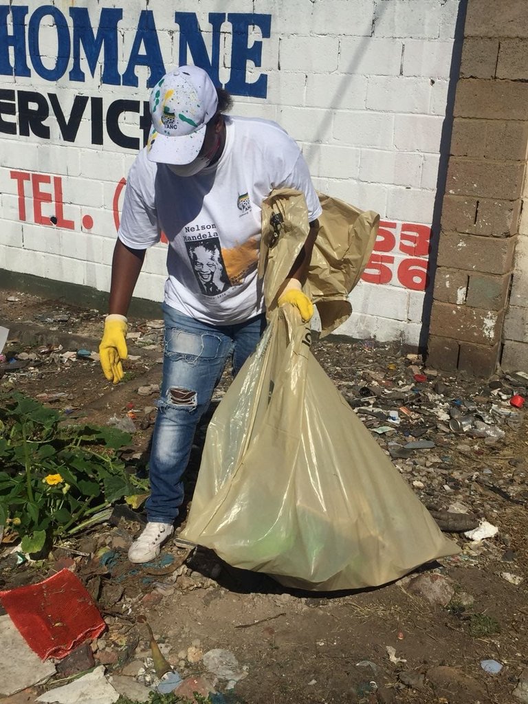 CdeDada's tweet photo. Comrades from ward 38 in Soweto have started with the #KleenaJoburg Program, they have taken the lead from MMC @mphomoerane and Mayor @GeoffMakhubo
Its possible to #KEEPSOWETOCLEAN* @CleanerJoburg @CityofJoburgZA https://t.co/u3SrMxhPyh
