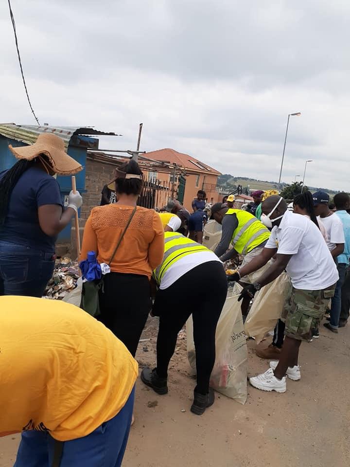 CdeDada's tweet photo. Comrades from ward 38 in Soweto have started with the #KleenaJoburg Program, they have taken the lead from MMC @mphomoerane and Mayor @GeoffMakhubo
Its possible to #KEEPSOWETOCLEAN* @CleanerJoburg @CityofJoburgZA https://t.co/u3SrMxhPyh