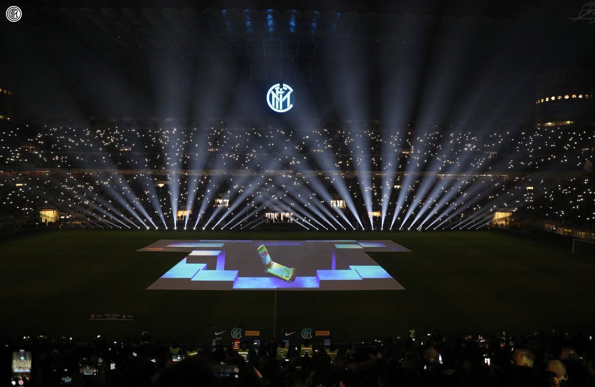 Inter_es's tweet photo. 🌌 | #INTERLIGHTSHOW

El espectacular show de luces nerazzurri en el partido #InterAtalanta 🎆

Todas las fotos aquí 👇
https://t.co/JDKVALHuDE https://t.co/WMqKovBY28