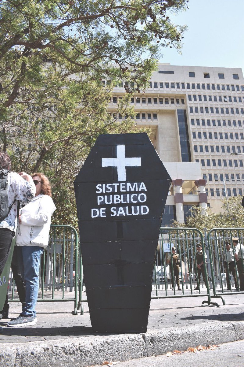 mesasocialsalud's tweet photo. Hoy en intervención “Cortejo Fúnebre de la Salud Pública” al Congreso Nacional ¡No a la reforma privatizadora del Gobierno! #MejorFonasa #PeorFonasa https://t.co/vzj5D6VkHo