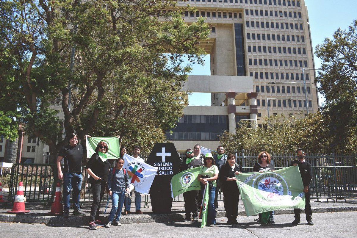 mesasocialsalud's tweet photo. Hoy en intervención “Cortejo Fúnebre de la Salud Pública” al Congreso Nacional ¡No a la reforma privatizadora del Gobierno! #MejorFonasa #PeorFonasa https://t.co/vzj5D6VkHo