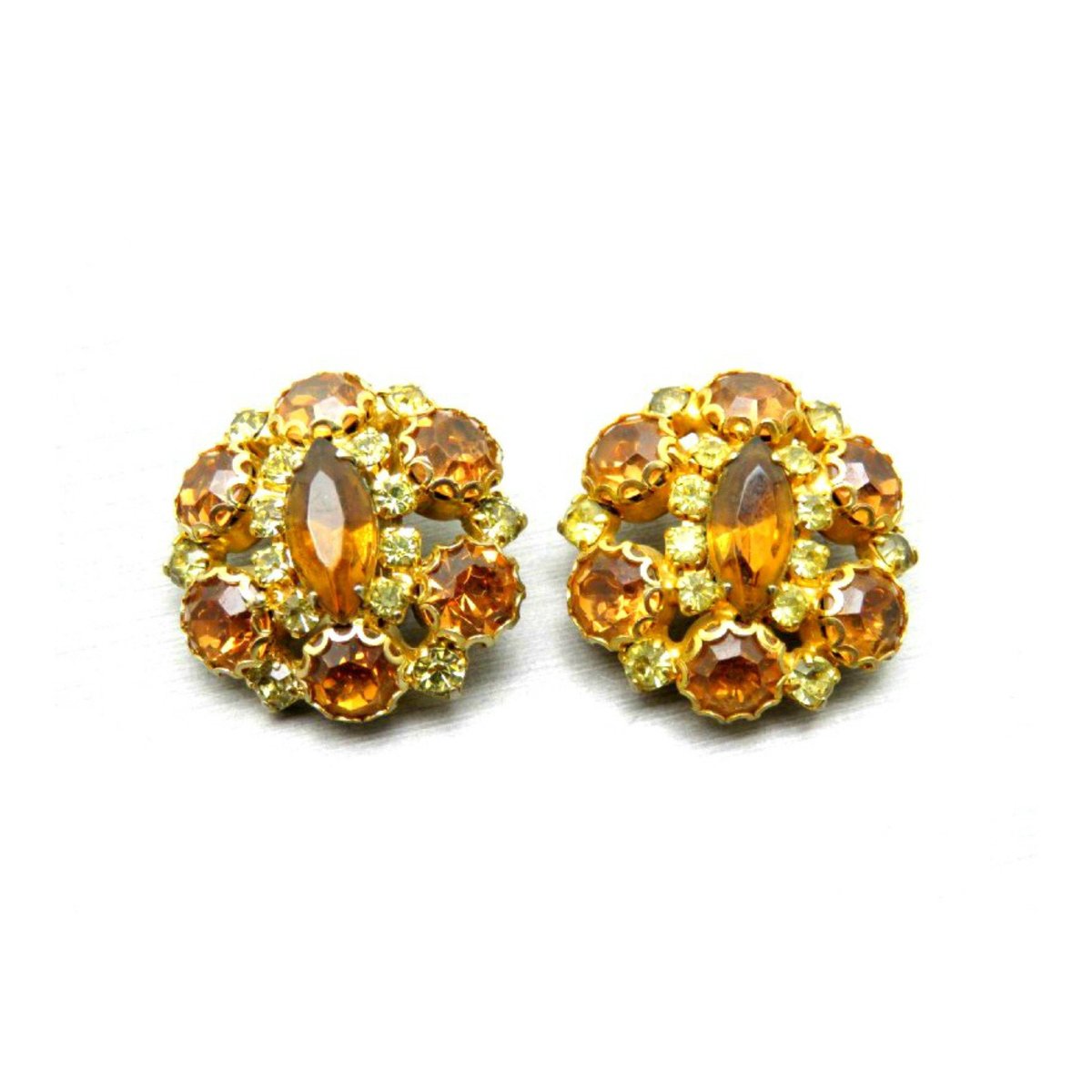 JunkYardBlonde's tweet photo. Vintage Amber Rhinestone Clip on Earrings 1960s https://t.co/2V8qaM7nqy #jewelry #earrings #gold #prom #vintageearrings #vintagerhinestones #crystalearrings #promearrings #eveninggown https://t.co/3sTIsezzZm