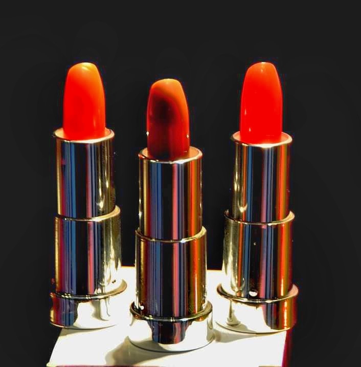 EulogioGarciaR's tweet photo. Lápiz de labios. Lipstick. #photo #foto #lapizdelabios #lipstick #rojos #reds #escaparate #showcase #luz #light #fashionphoto #fashion #sensual https://t.co/NQMdRt7mzJ