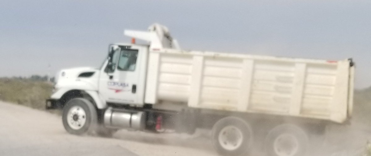 EscombroTorreon's tweet photo. Continúan tirando basura y escombro en el área protegida captadora de aguas "La Vega del Caracol", en este momento de la obra "MercAhorro Abastos" contaminando ambiental y visualmente TORREON
@PROPAEC
@SEMACoahuila
@mrikelme
@DGMATRC
@retioTRC
@JZERMENOI
@serlaga
@Nachogarciaca https://t.co/Qdjs1qrbyI