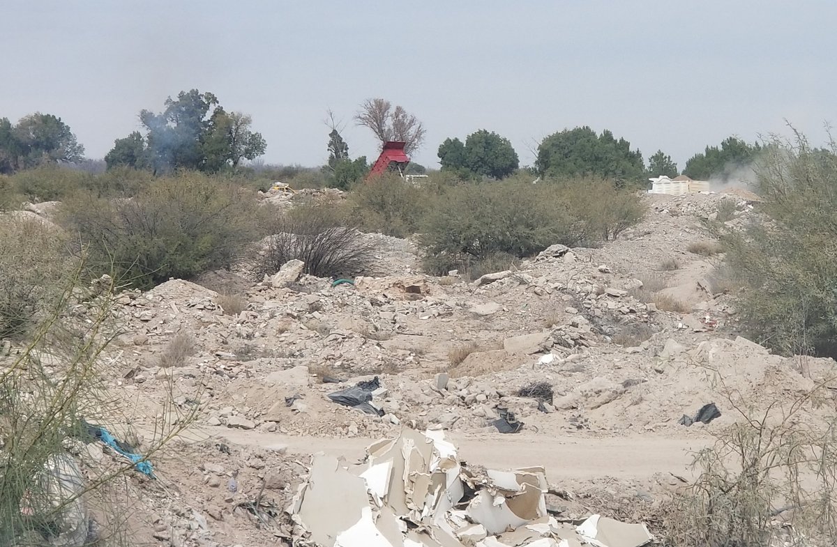 EscombroTorreon's tweet photo. Continúan tirando basura y escombro en el área protegida captadora de aguas "La Vega del Caracol", en este momento de la obra "MercAhorro Abastos" contaminando ambiental y visualmente TORREON.
@MunicipioTRC
@ServPubTorreon
@Dir_Urbanismo
@torreon
@AyuntTorreon
@AtencionTorreon https://t.co/2RzL8gFIm4