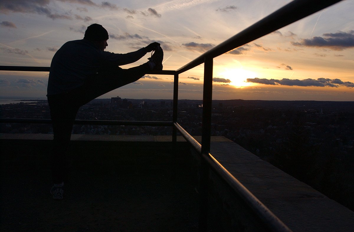newsgirlct's tweet image. New Haven's Angel of Peace once more a beacon of light bit.ly/2QQ7wz9  #NHV #CT #EastRock @rbeachnhr  #Peace