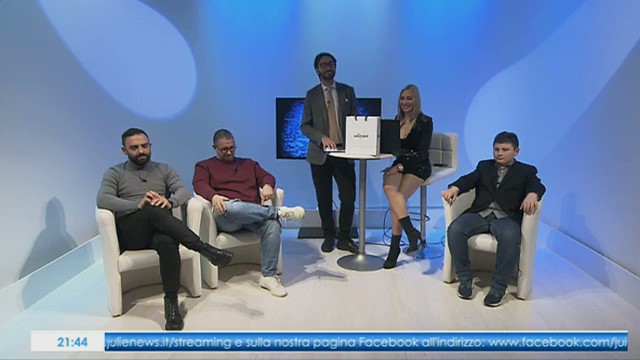 Il Napoli perde a Roma con la Lazio, se ne discute nell'appuntamento del lunedì di diBattito Azzurro. Vi proponiamo la trasmissione, condotta da <a href="/giovamoccia/">Giovanni Moccia</a> con Carmen Visco, Silvio Catalano, Domenico Silvestre e il piccolo Matteo alias Matty il biondo calcionapolitv.it/2020/01/13/laz…