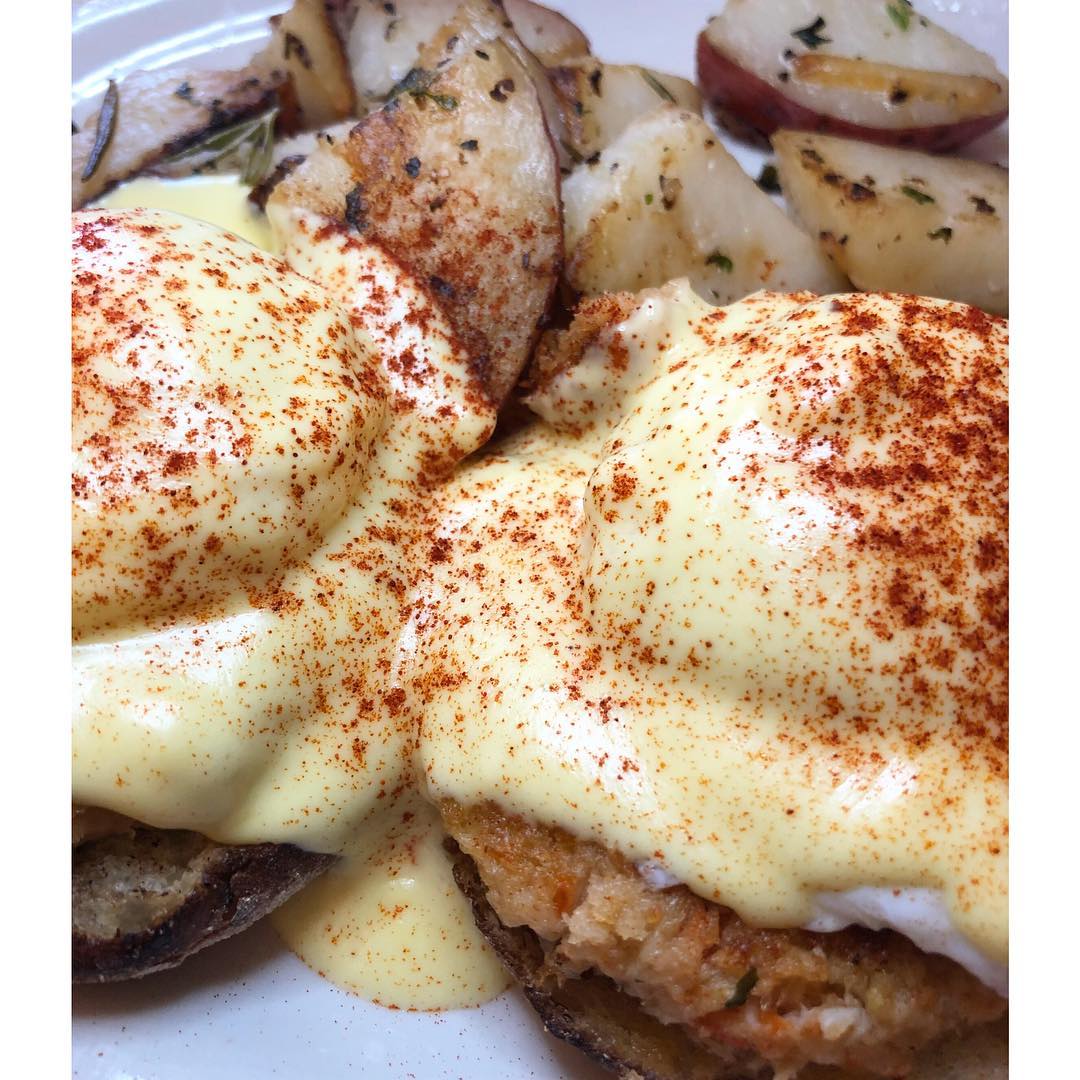 milliescafela's tweet photo. Repost: @jordanmyr1ck
My love language is hollandaise
(crab cake benedict w/ rosemary potatoes)

#milliescafela #pescatarian #hungry #brunch #eggs #sauce #breakfast #foodphotography #laeats #weekend #hollandaise #hollandaisesauce https://t.co/3FiWgDLCIl