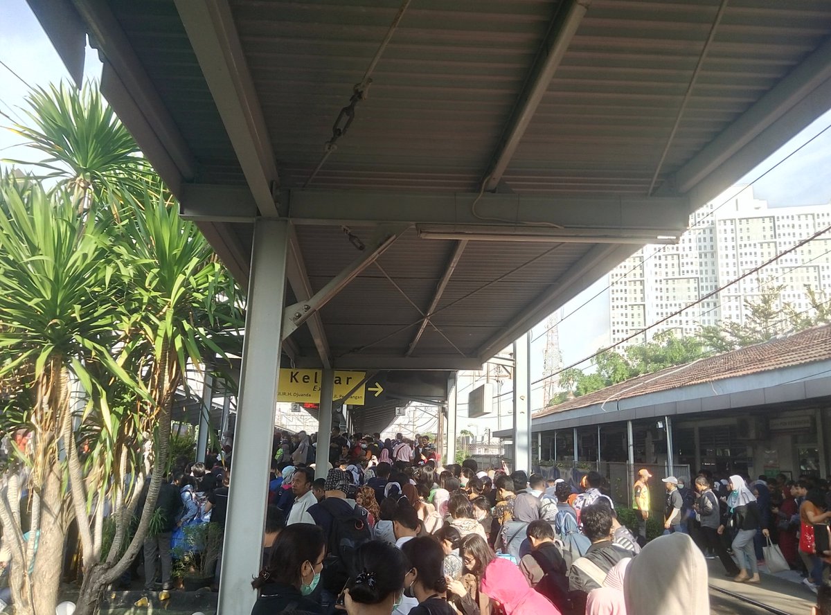 _hendri's tweet image. stasiun bekasi @CommuterLine