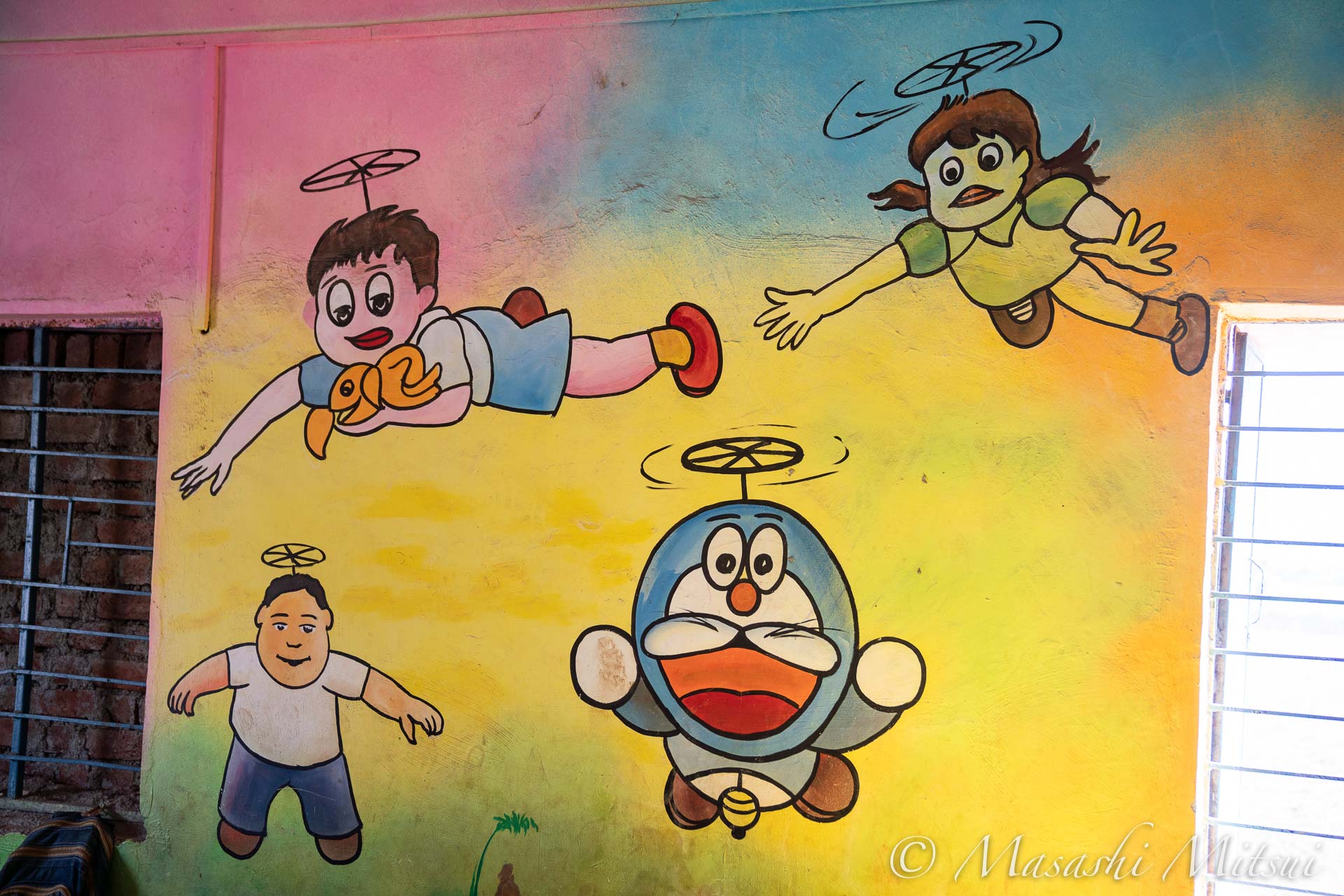 三井昌志 Pa Twitter インドの小学校には 子供たちを楽しませるために壁に人気キャラクターを描いていることが多い 中でもドラえもんと ミッキーマウスは二大巨頭だが 著作権に配慮したのか それとも単に描いた人の腕の問題なのか このドラえもんはちょっとヘンだ