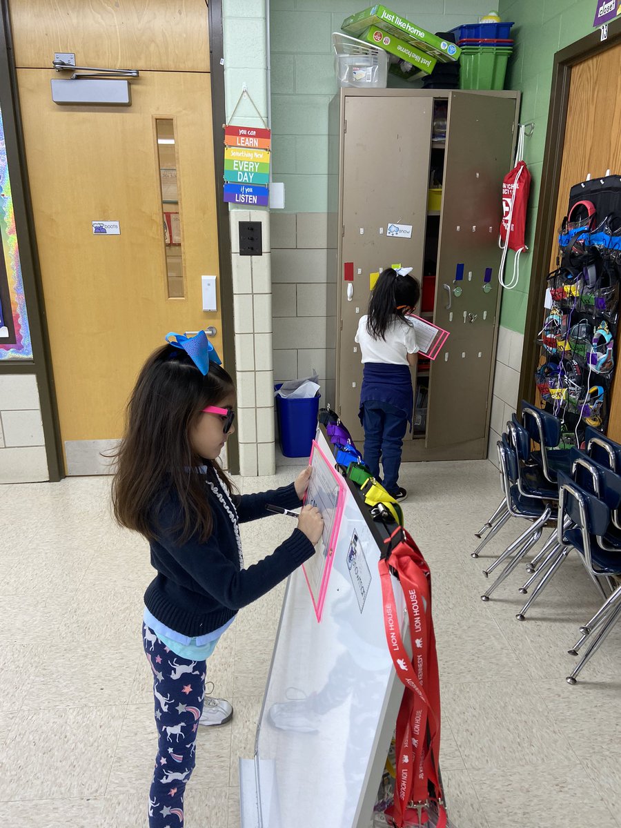 ExtraInKinder's tweet image. New Reading Centers are fun! #KennedyCallOut #Burbank111