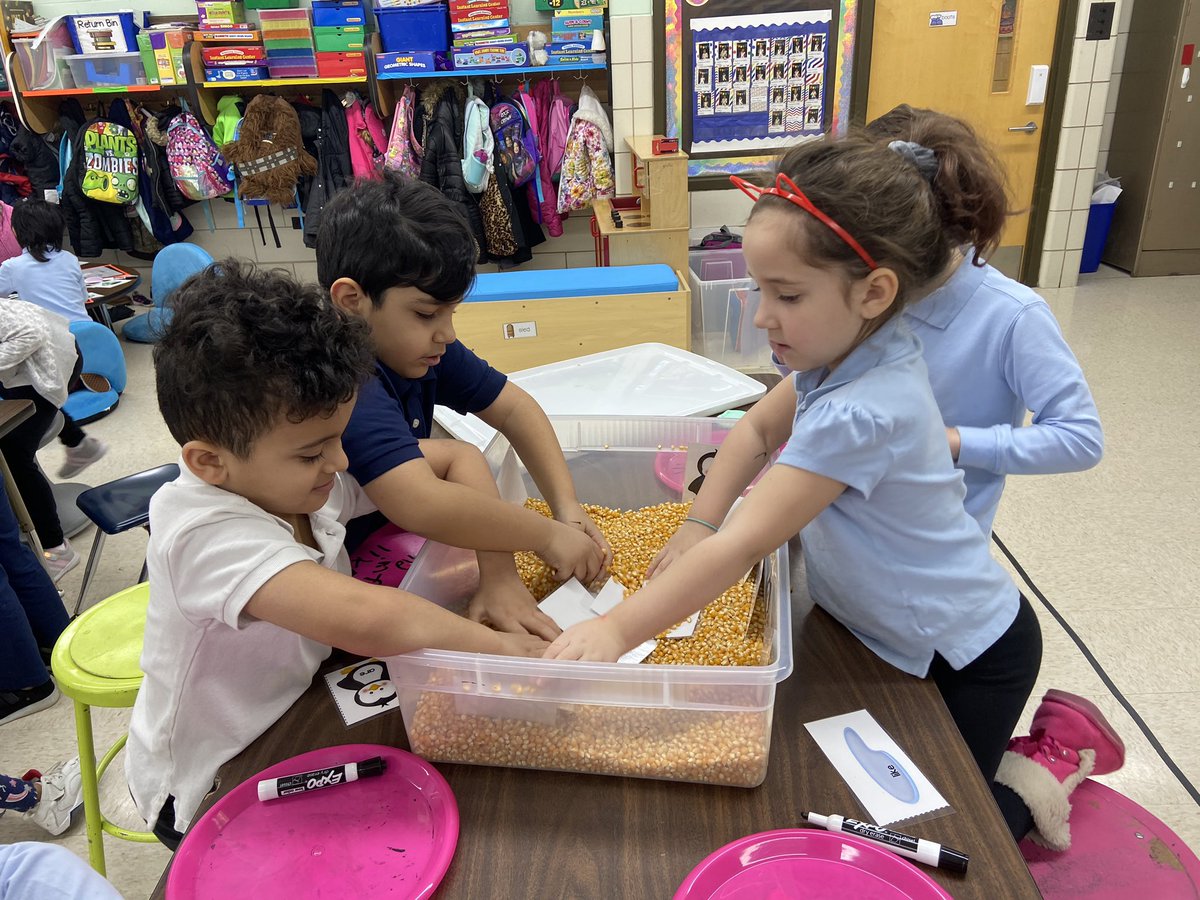 ExtraInKinder's tweet image. New Reading Centers are fun! #KennedyCallOut #Burbank111