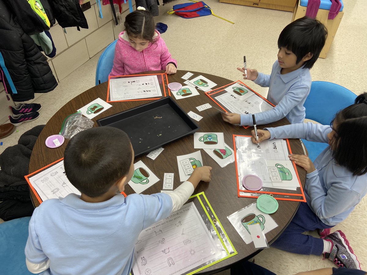 ExtraInKinder's tweet image. New Reading Centers are fun! #KennedyCallOut #Burbank111