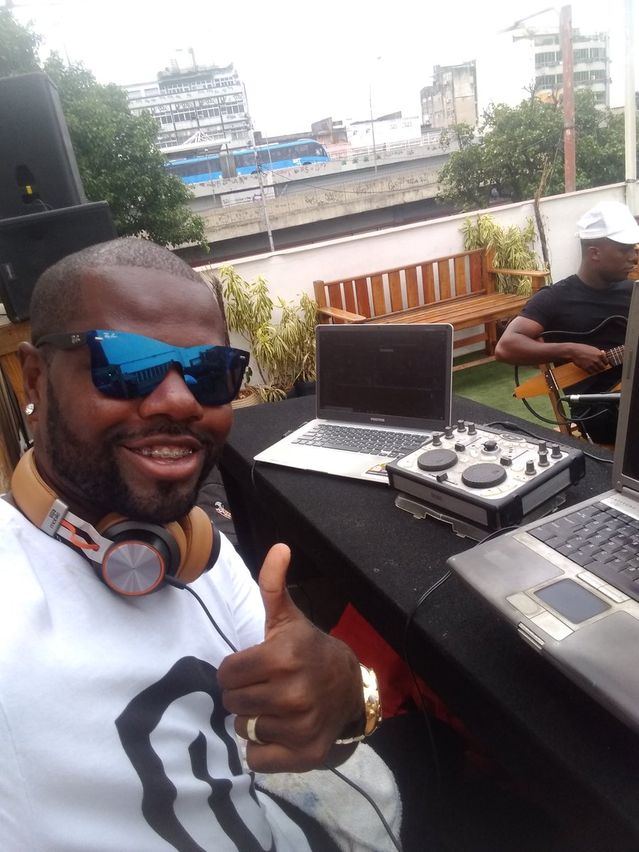 Leandro70321898's tweet photo. A roda de samba dos passistas ontem foi maravilhosa como sempre,pude dar a minha contribuição!!😎🤙🏿 #djlele https://t.co/n2epkVv1rv