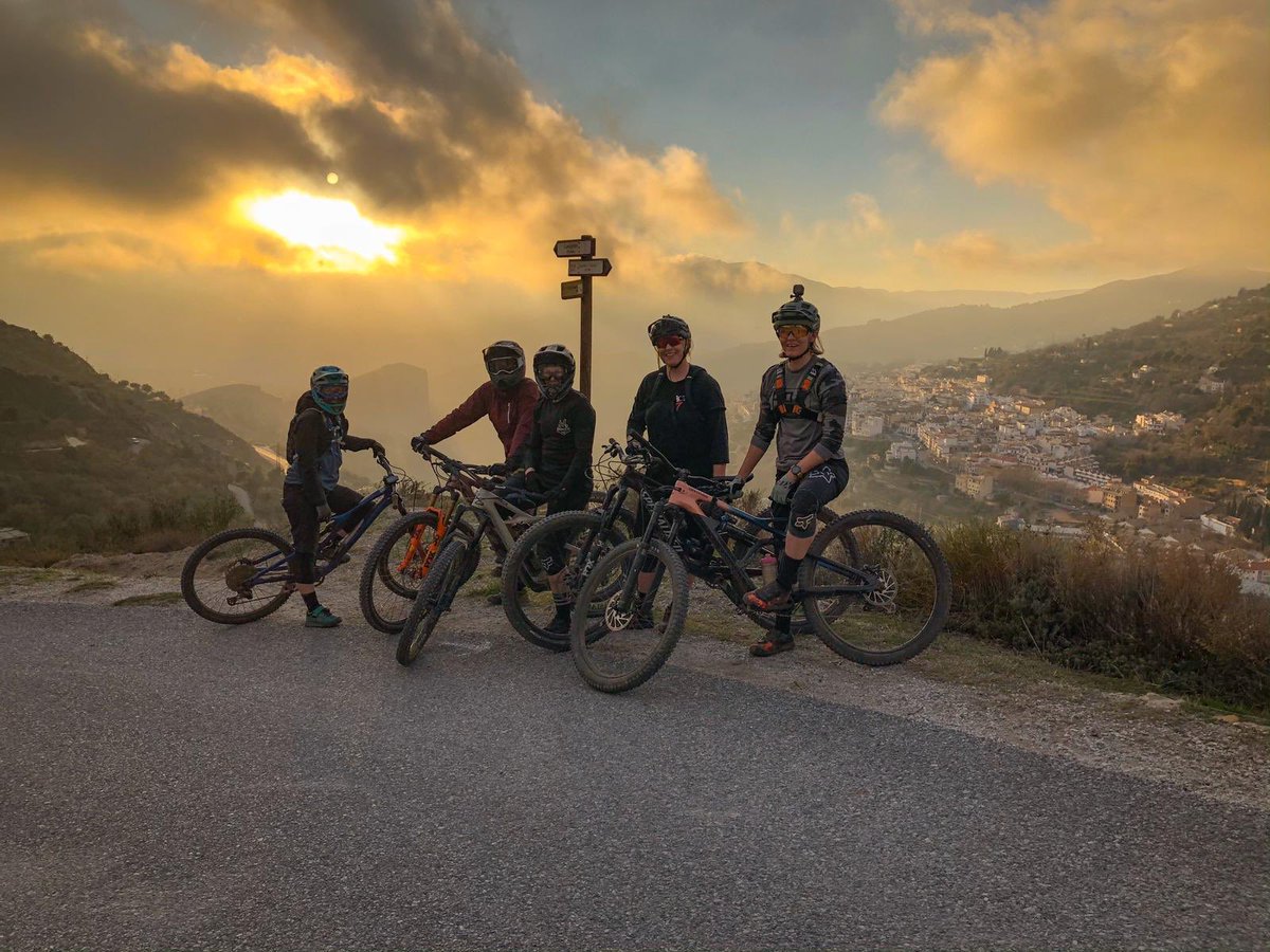 Sunshine, amazing trails and a top crew! Biking is awesome 👌