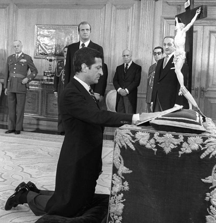 Así se jura en España. 
De rodillas ante Dios y ante Su Majestad el Rey. 
Igualito que ahora.