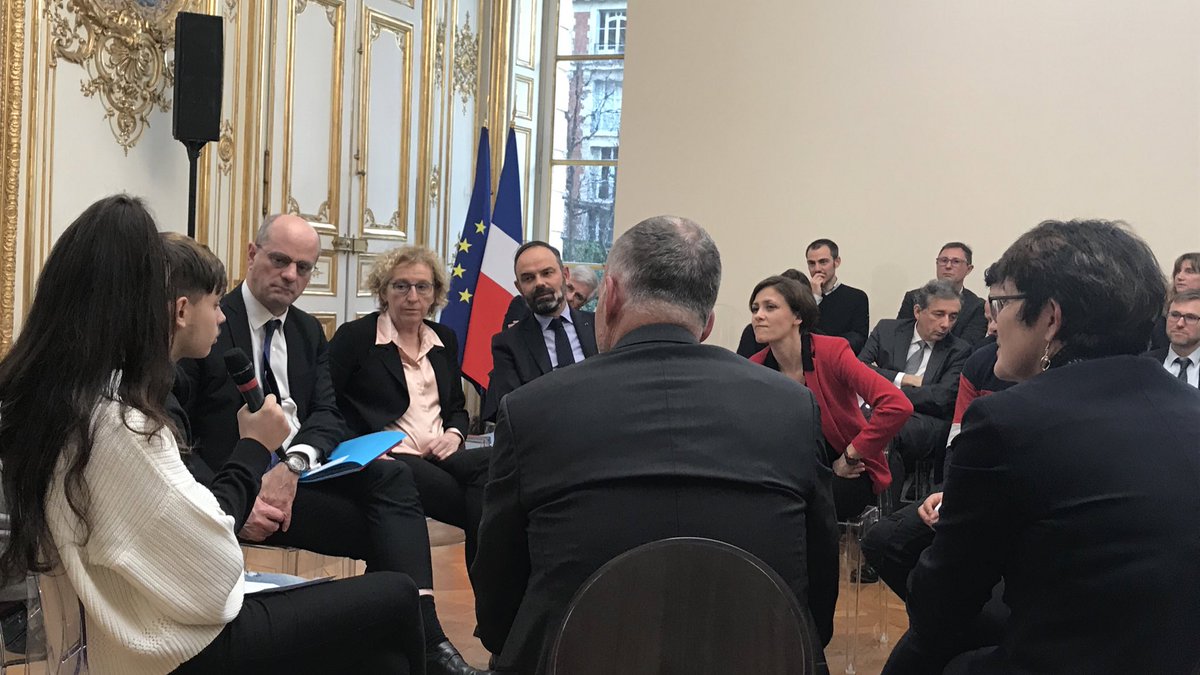 duboschristelle's tweet photo. Prévenir la précarité des jeunes, c’est savoir éviter le décrochage scolaire et aider chacun à construire son projet professionnel.

@SylvieCharriere et @Patrick_Roger_ ont remis au Premier ministre  leur rapport sur l’obligation de formation jusqu’à 18ans. @EPhilippePM https://t.co/jihottlK7B