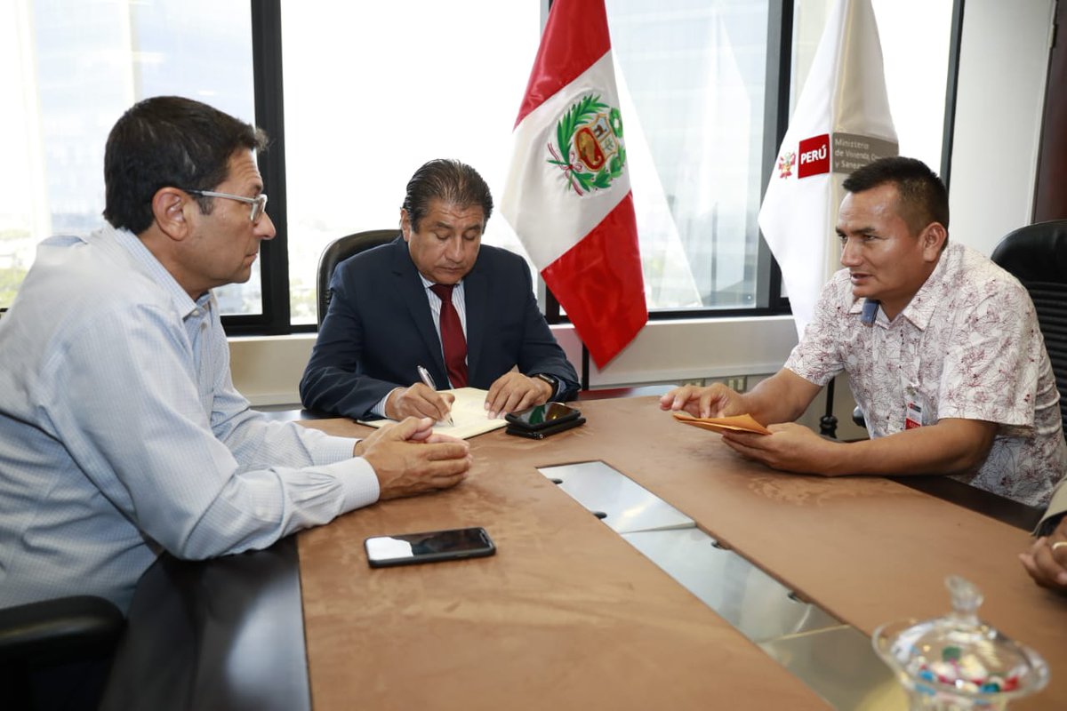 viviendaperu's tweet photo. El ministro @RodolfoYanezW y el director ejecutivo del #PMIB se reúnen con los alcaldes de Picota, Juan Tocto, y de San Rafael, Walter Burga, para hablar sobre la ejecución de proyectos de pistas y veredas en beneficio de estas localidades de la región #SanMartín. https://t.co/xlXdSiEgRX