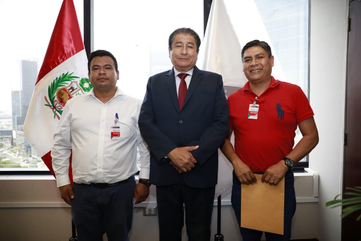 viviendaperu's tweet photo. El ministro @RodolfoYanezW y el director ejecutivo del #PMIB se reúnen con los alcaldes de Picota, Juan Tocto, y de San Rafael, Walter Burga, para hablar sobre la ejecución de proyectos de pistas y veredas en beneficio de estas localidades de la región #SanMartín. https://t.co/xlXdSiEgRX