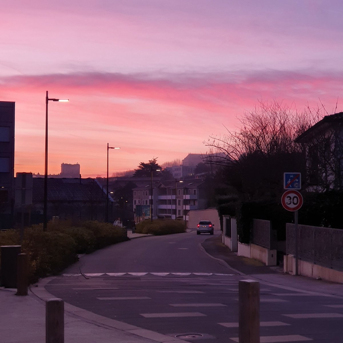 BourgeotMarie's tweet photo. Commencer la semaine avec une belle lumière... https://t.co/0wf2Z6eGEC
