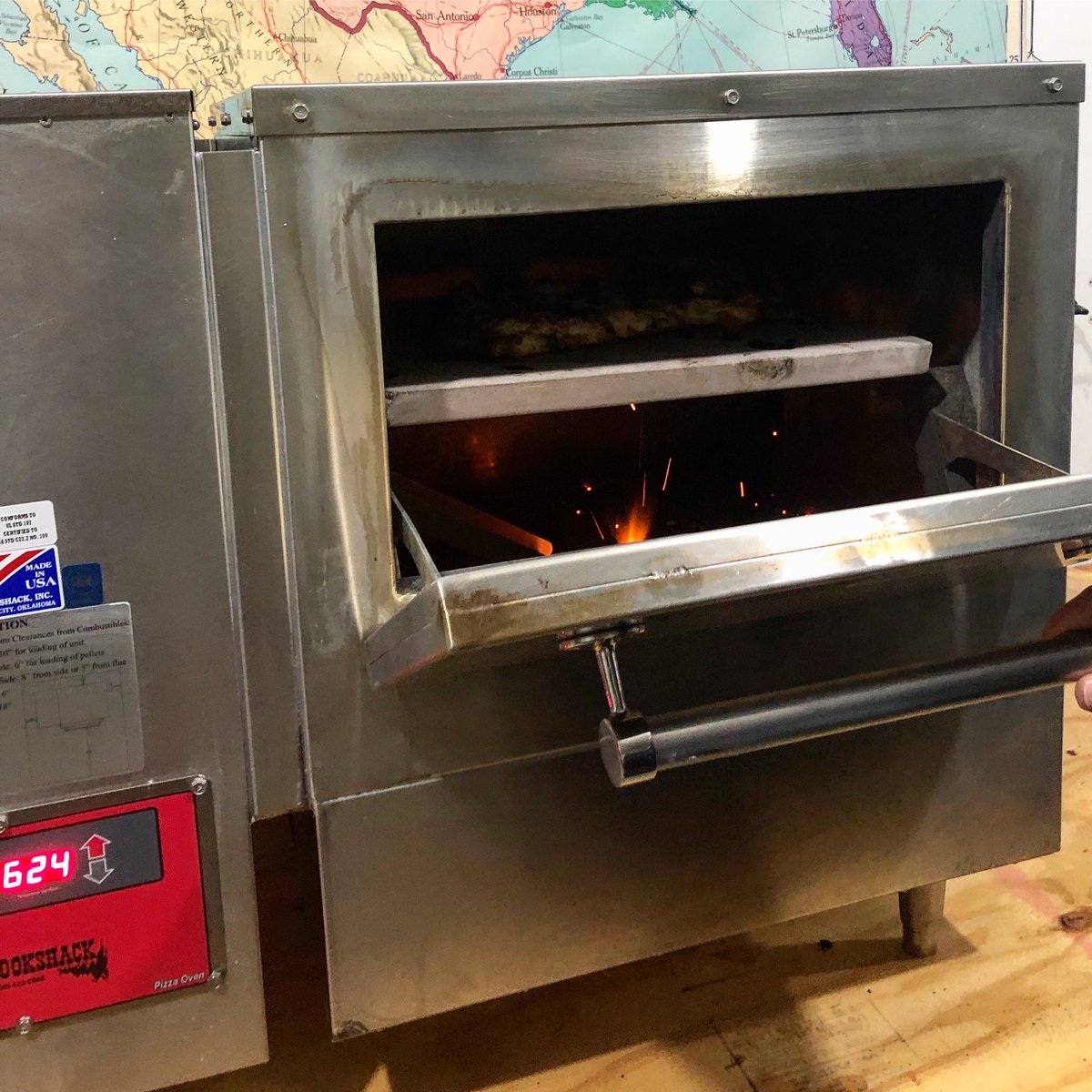 MidProReps's tweet photo. It’s cold outside, why not warm up with some pizza? Check out this @cookshackinc PZ400 pellet fired pizza oven. This oven went from baking cinnamon rolls, to wings, to pizza this weekend. Hungry yet?
#cookshack #pelletfired #woodfired #midproreps #pizza #wings #baking https://t.co/Imzbpvu1Fz