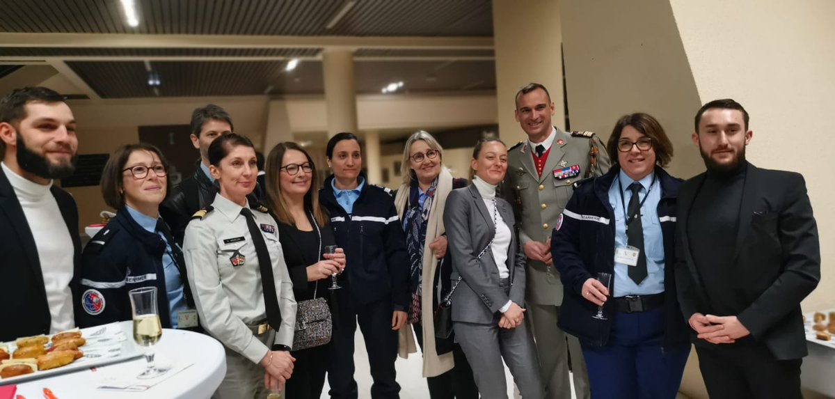 68eRAA_CDC's tweet photo. Montrer à celles et ceux qui nous rejoignent et qui s'investissent que les beaux parcours sont à leur portée!
Échanges passionnants sur l'engagement des femmes de la Défense à @bron_esa avec les @Jeunes_IHEDN et #af1d2. Merci au CDT @NougierS d'avoir si bien animé nos réflexions https://t.co/xb1voA5KTN