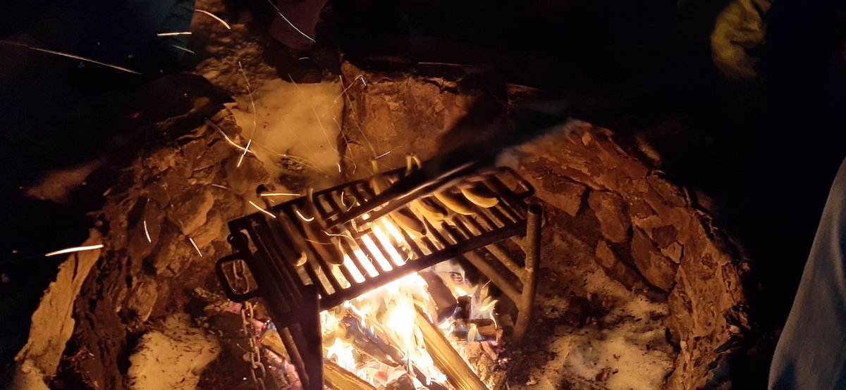 slgraechen's tweet photo. Nach den ersten erfolgreichen Schwüngen auf den Pisten, wird es nach einer feinen Schokobanane am Lagerfeuer langsam still im Haus. https://t.co/vPG196RTgh