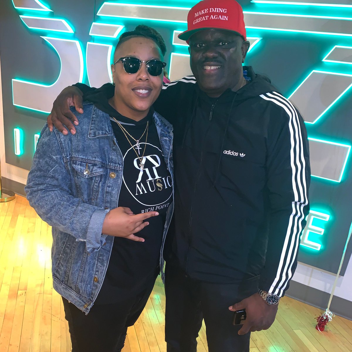 HillBrazil's tweet photo. I had the pleasure of meeting and performing in front of an Icon Of Radio Personality @DjGregStreet @SAEINSTITUTE @V103Atlanta @93BLX And I did my thang💪����🔥💯#radiohoyesmiradio #radio #photooftoday #dj #Hiphop #rap https://t.co/5wh3f3My4X