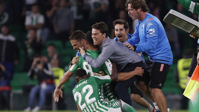 RBB_betis_1907's tweet photo. Hay entrenadores que prefieren la mala educación y el buen fútbol, dando igual el resultado.
Yo soy más de la educación y de los que quieren GANAR, GANAR y GANAR.
Soy un raro.
Que a nadie se le olvide quien es nuestro entrenador.

¡¡¡A POR LA REAL!!! https://t.co/tezqOrlpgu